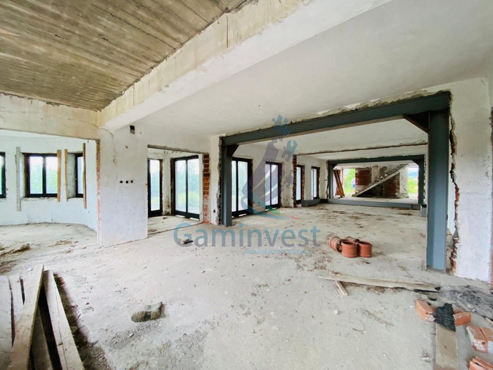 Building for sale for hotel development, 50 km from Oradea, Bihor