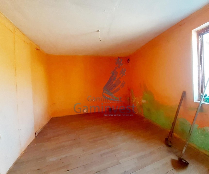 Teren de vanzare cu casa demolabila situat in zona Metro Oradea, Judetul Bihor