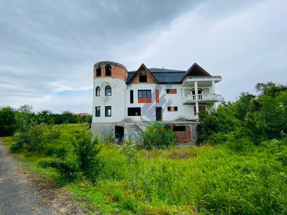 Building for sale for hotel development, 50 km from Oradea, Bihor