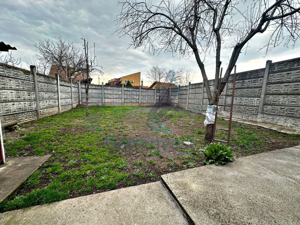 De vanzare cladire cu spatiu comercial si 2 apartamente in cartier Rogerius, Oradea, Bihor