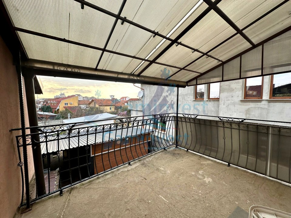 De vanzare cladire cu spatiu comercial si 2 apartamente in cartier Rogerius, Oradea, Bihor