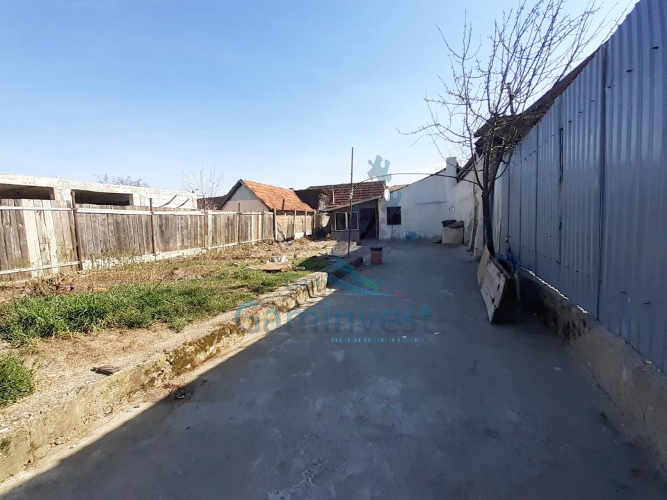 Teren de vanzare cu casa demolabila situat in zona Metro Oradea, Judetul Bihor